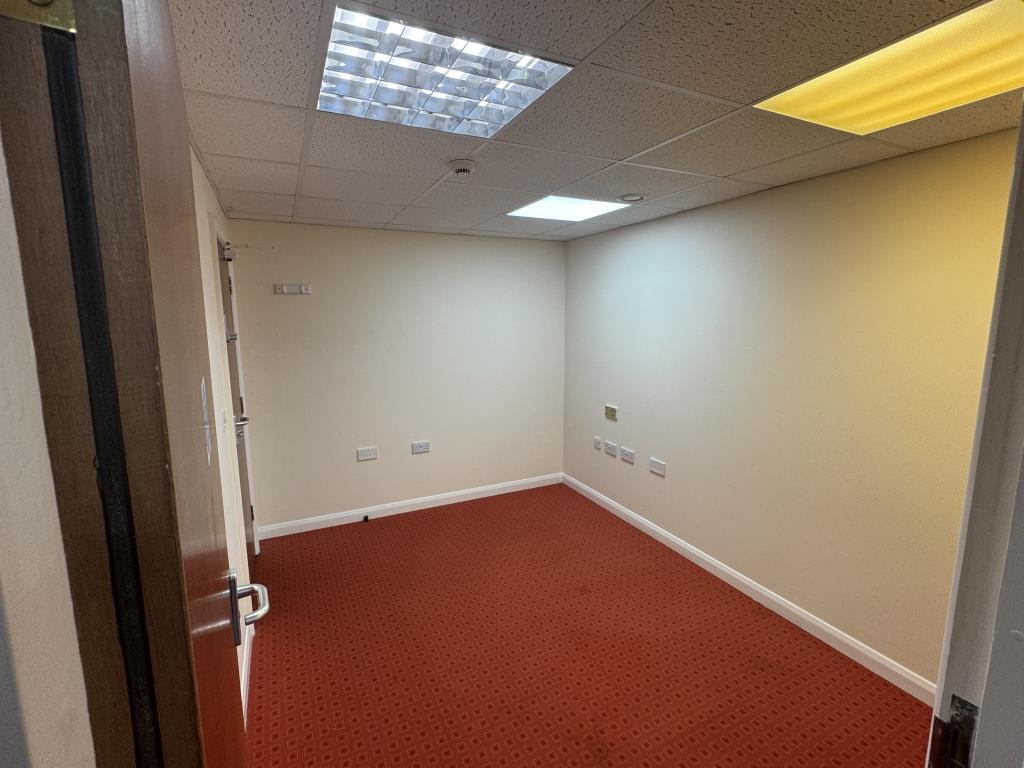 Lot: 70 - 6,500 SQ.FT TWO STOREY FREEHOLD TOWN CENTRE BUILDING ARRANGED AS OFFICES WITH SCOPE FOR CONVERSION - Room back of lobby